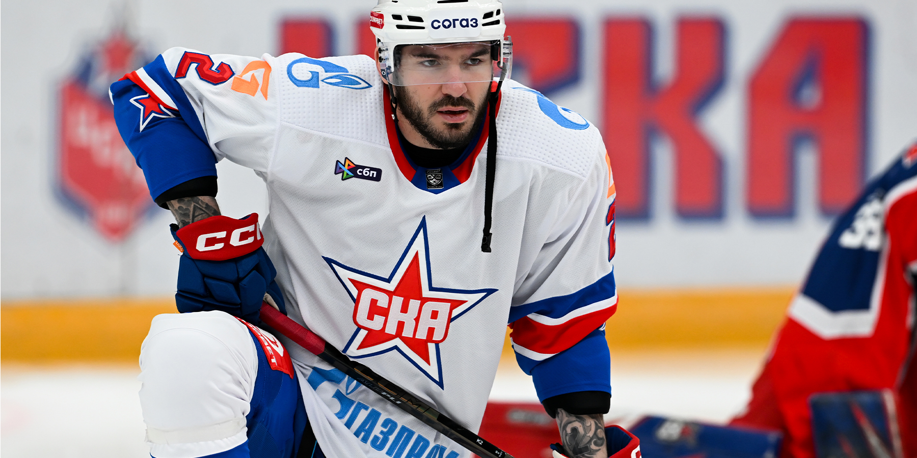 Зачем?! В конце армейского дерби при счете 3:0 капитан ЦСКА атаковал в спину игрока СКА: Павла Коледова унесли на носилках