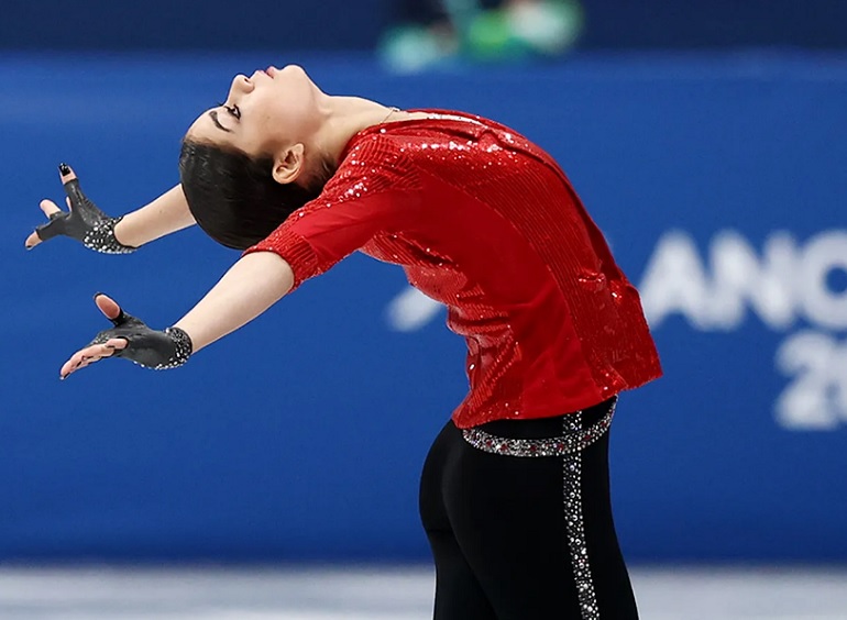 Аделия Петросян выполнила программу-минимум – пятая в короткой, то есть в произвольной стартует из сильнейшей разминки. Для победы нужны квады!