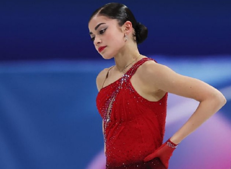 «Отвлеклась только на один момент, сережка за что-то зацепилась», - Петросян рассказала, почему у нее не получился четверной тулуп на Олимпиаде