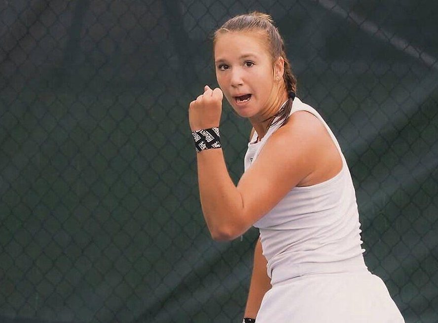 Сразу две россиянки пробились в полуфинал турниров WTA. Наибольший фурор произвела в мире тенниса 16-летняя Кристина Лютова