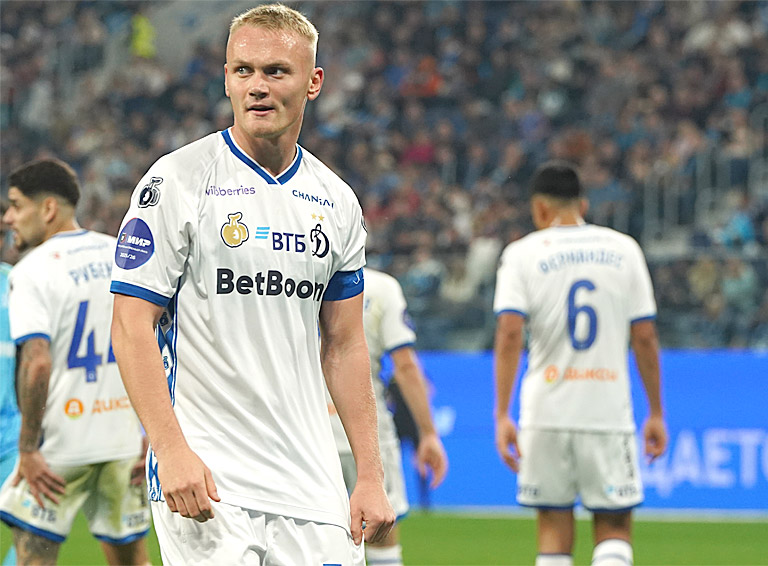 «Туда, куда попал, не целился. Хорошо, что не по воробьям. Баннер болельщиков? Видел – посмеялся», - Тюкавин о голе в ворота «Зенита»