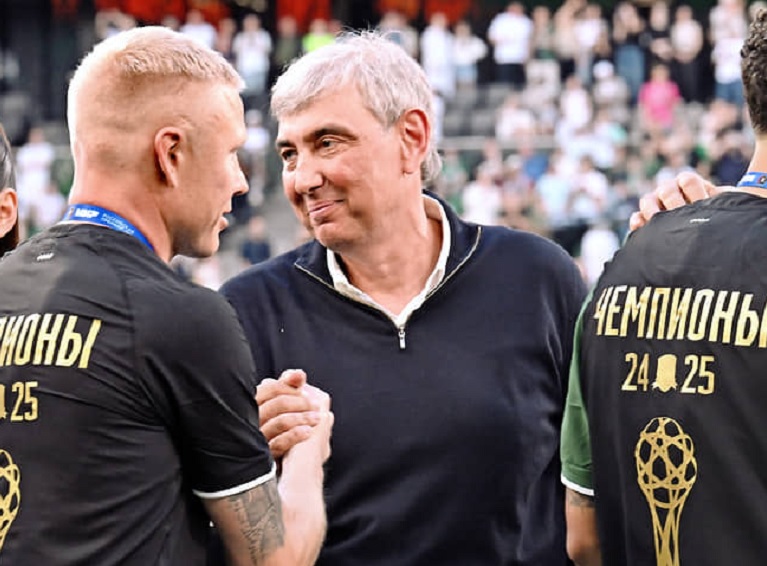 Галицкий находится внутри всех процессов. Однажды при мне он следил за тренировкой «Краснодара»… с яхты у берегов Сардинии – Ташуев