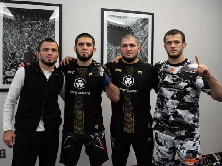 Махачев превзошел Хабиба? По крайней мере, Ислам первым в России стал чемпионом UFC в двух весах и выиграл больше титульных боев, чем учитель