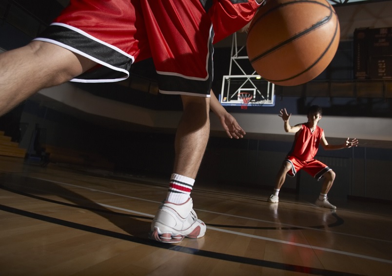 Дриблинг в баскетболе: как заставить мяч слушаться и обмануть защитника, не сбив дыхание
