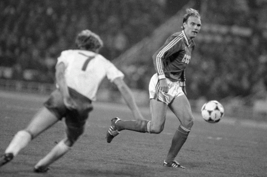 «В 88-м он запустил от Ван Бастена... Видимо, берега потерял» - Бубнов даже есть не стал из-за слов Дасаева о Сафонове 