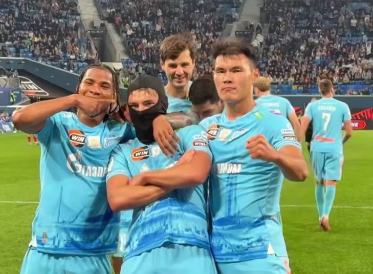 Семак оценил перформанс Мостового и пообещал не ругать игрока. Как наставник объяснил поздние замены