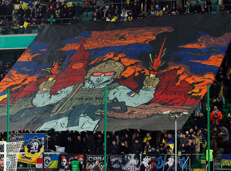 Горящий Кремль во всю трибуну – его не заметил УЕФА на матче отбора ЧМ-2026. Фанаты с Украины в Варшаве и английский судья…