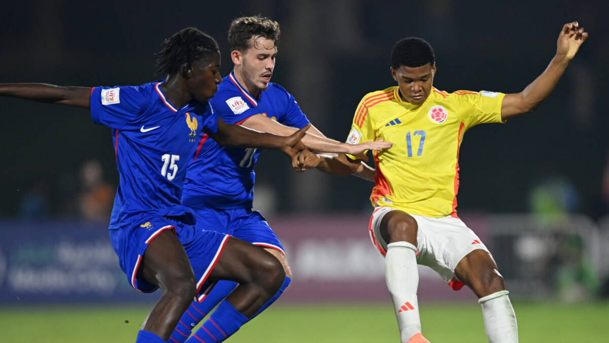 Француз посмеялся над колумбийцем и получил в глаз. Массовая драка после стартового матча плей-офф на ЧМ-2025 (U17)