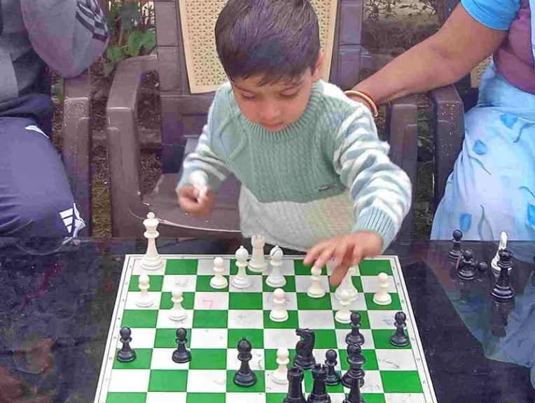 Два вершка… и доска. Индиец Кушваха стал самым юным шахматистом в истории с рейтингом FIDE - ему 3 года и 7 месяцев