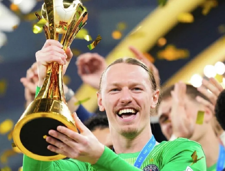 Что с лицом, господа русофобы? - руководители думских фракций восхищены рекордом Сафонова. «У Яшина есть продолжатель славных традиций...»