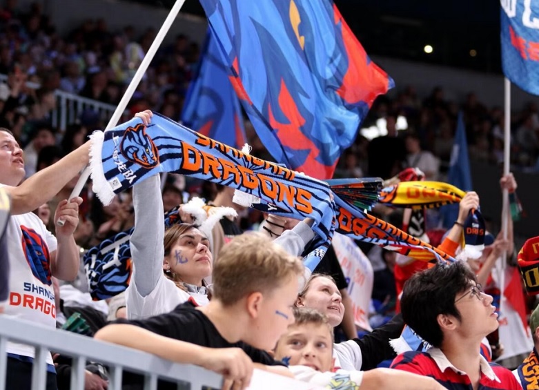 Питерское дерби с каждой игрой становится все горячее. Между клюшками