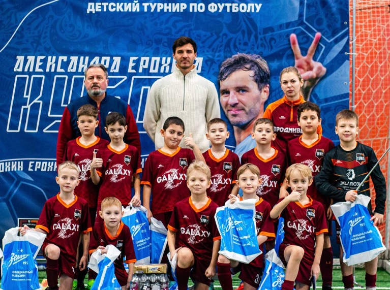 Барнаул и Кондопога в Новый год играли в футбол: зенитовцы провели детские футбольные праздники на родине