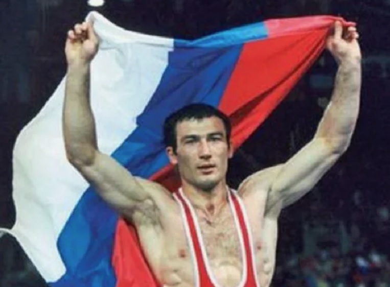 Интеллигент в борцовском трико. Олимпийскому чемпиону Сиднея, а ныне парламентарию, исполнилось 55 лет