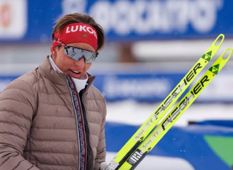 «Это не в нашей компетенции» - почему появление российского триколора во время награждения вынудило FIS призвать к прекращению истерики