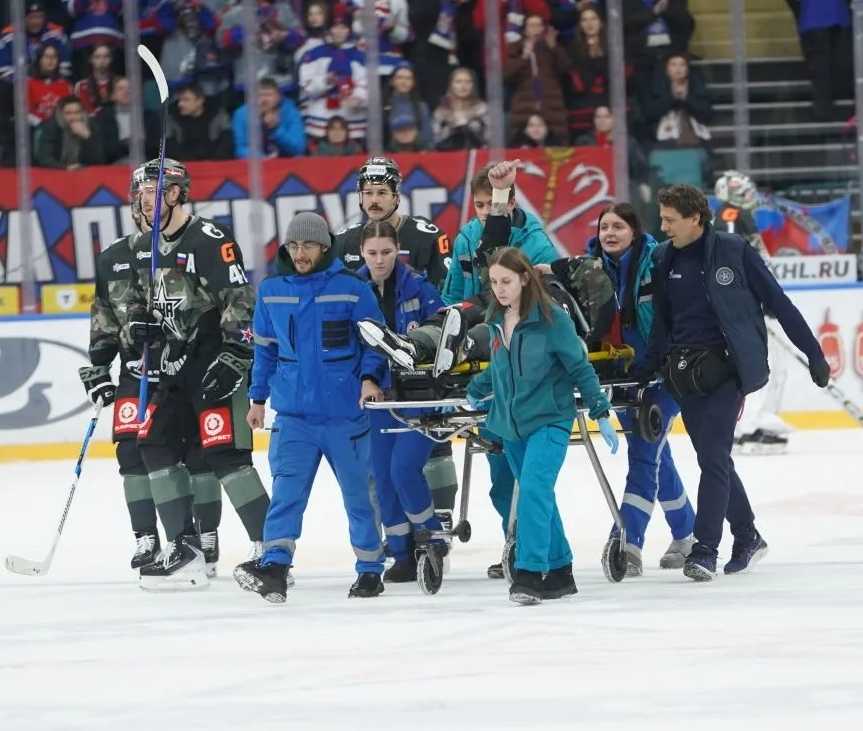 Зачем?! В конце армейского дерби при счете 3:0 капитан ЦСКА атаковал в спину игрока СКА: Павла Коледова унесли на носилках