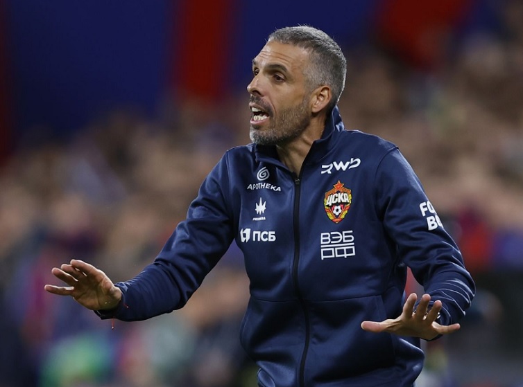 Супруга Челестини не случайно появляется в экипировке ЦСКА - она теперь менеджер аналитического отдела