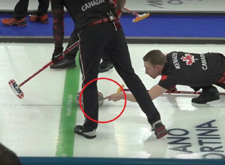 В кёрлинге – свой Марадона: канадец выиграл у шведов… пальцем, судьи не заметили. Пресса «тре крунур» взорвалась, даже забыли о победе своих лыжниц