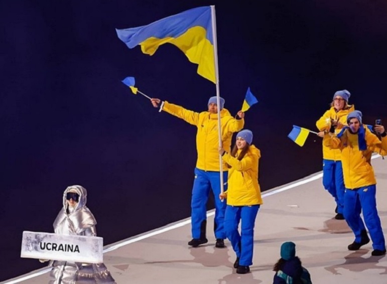 Опять крутая зрада: на открытии Олимпиады табличку сборной Украины несла россиянка. Ждём протесты из пиар-агентства бывшего комика?