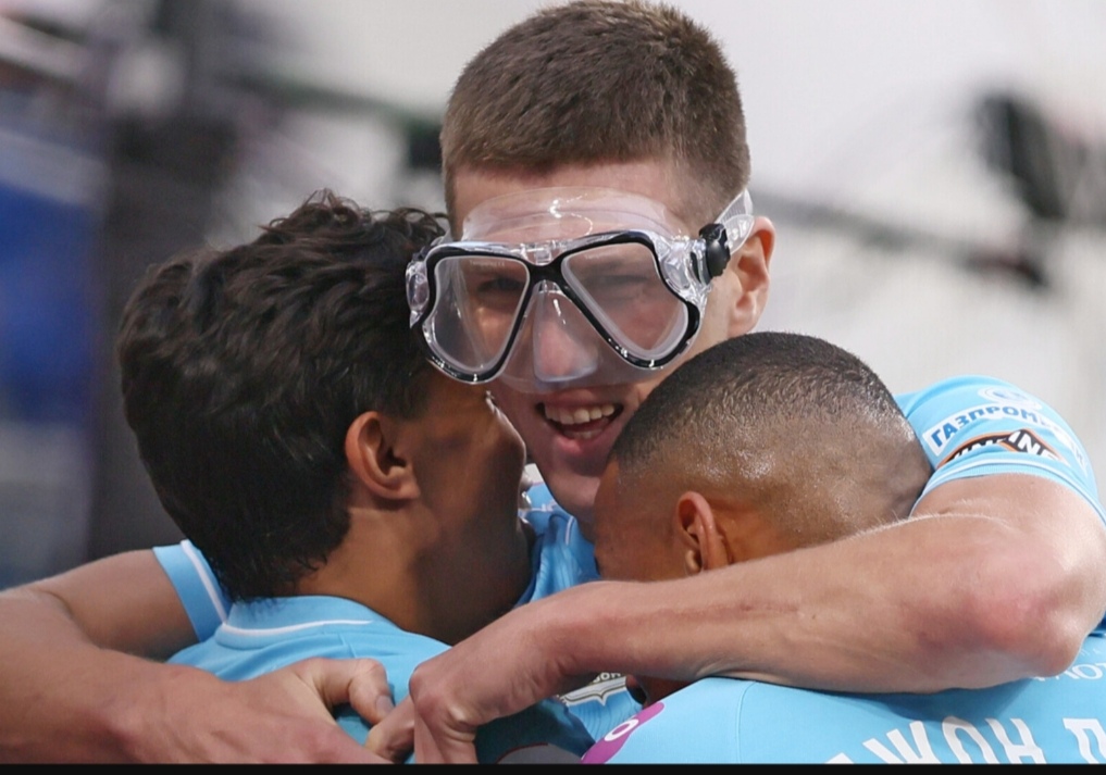 Семак объяснил, что происходит с Дивеевым, и обосновал выход в старте Соболева. «Ныряльщик» доверие снова оправдал, поддев «Спартак»