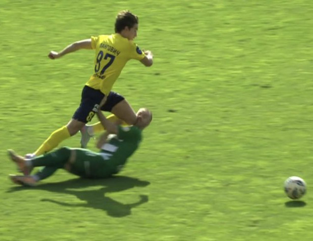 Скорая на поле. В драматичном матче «Ахмат» одержал победу