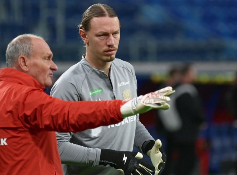 «Моть, я тебя не успокаиваю, забудь, сейчас ты еще выручишь. Нам сегодня победить надо просто - как Кафанов настраивал пропустившего гол Сафонова