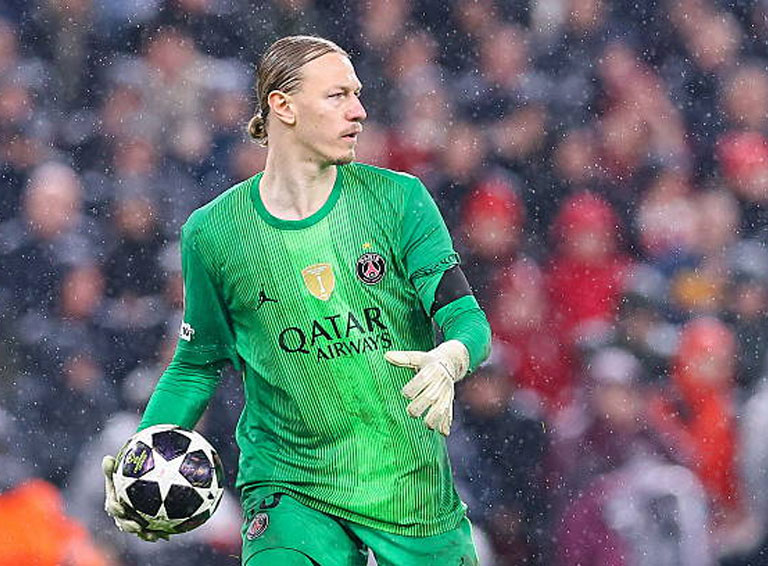 Главный тренер «ПСЖ» Луис Энрике: Сафонов начинал сезон запасным, но в футболе всё меняется быстро