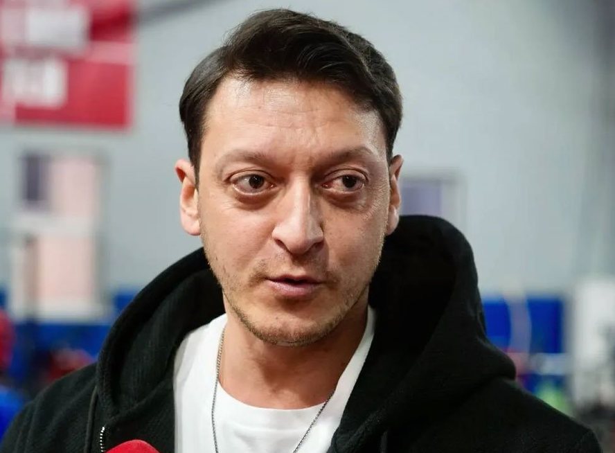 Месут Озил посетил матч «Зенита» и сделал резкое обращение к ФИФА