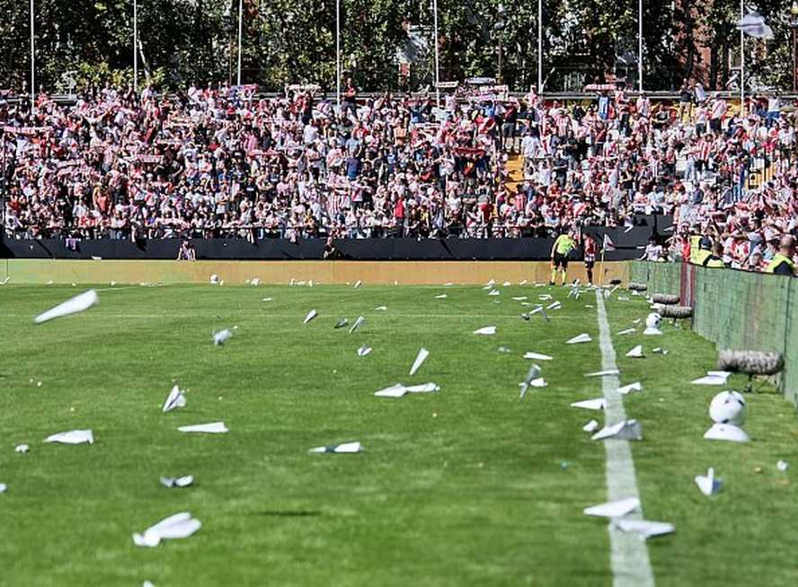 Болельщики остановили матч чемпионата Испании бумажными самолётиками. Теперь клубу придётся расплачиваться за необычный протест