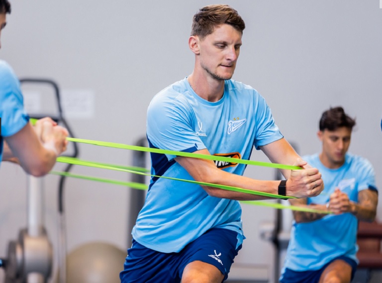 «Потихоньку втягиваюсь, привыкаю к новым цветам и команде» - Дивеев рапортует со сборов