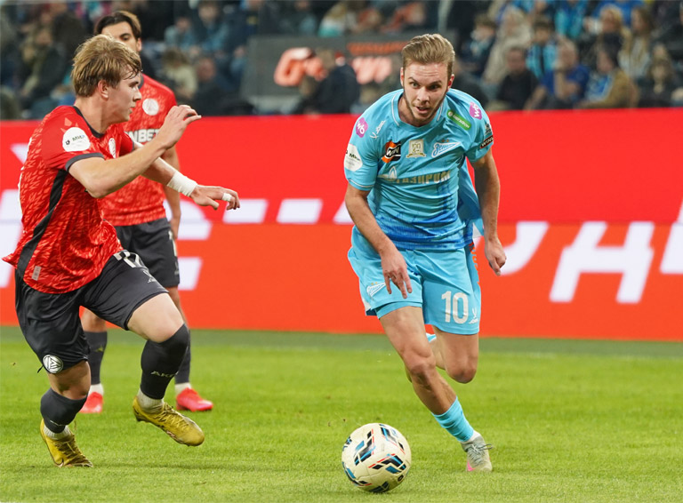 Сергей ВЕДЕНЕЕВ: Все 70 минут Соболев смотрел, как бразильцы катают мяч по периметру штрафной - не по душе им такой центрфорвард