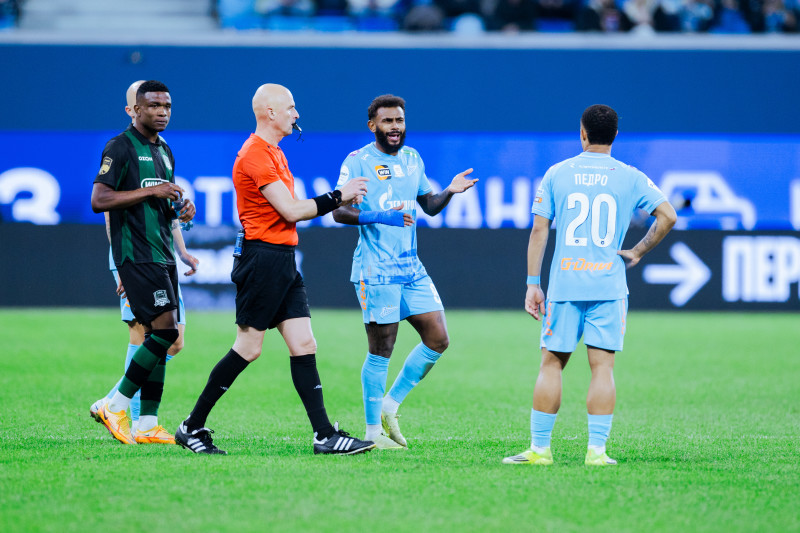 «Педро первым сыграл в мяч, до того как вообще появилась нога Сперцяна. Очень странное удаление…»