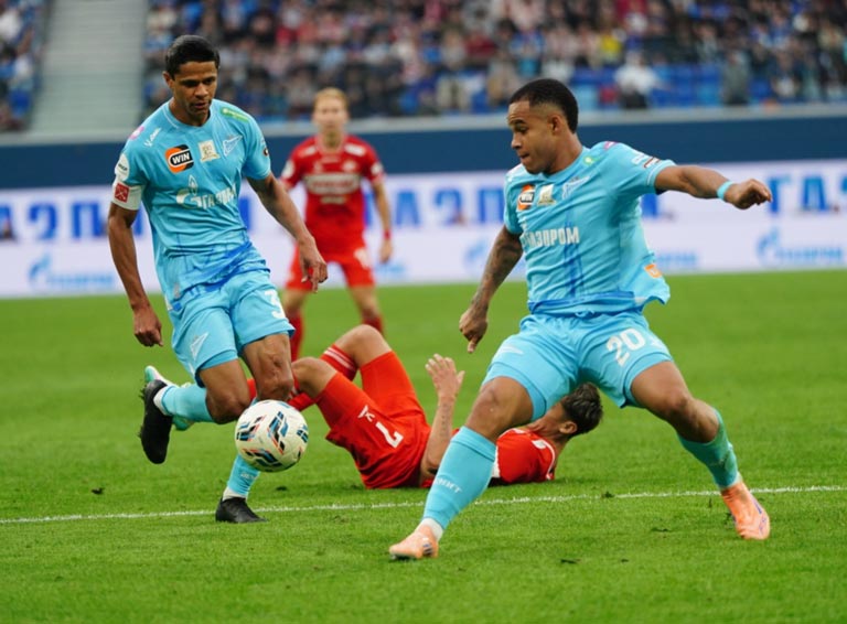 Да, «Спартак» в первом тайме выглядел лучше. Но ни разу (!) за матч не попал в створ ворот «Зенита», а Семак заменами переломил игру